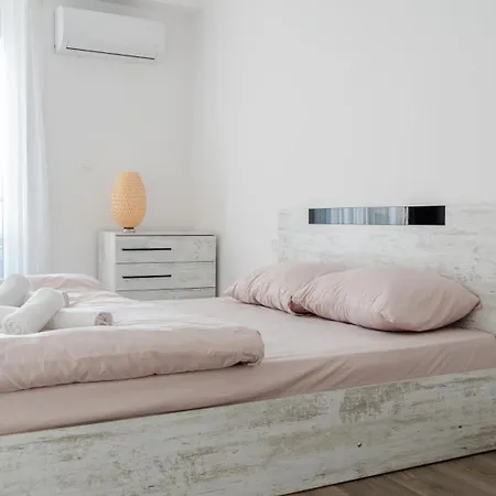 Jones Apartment *