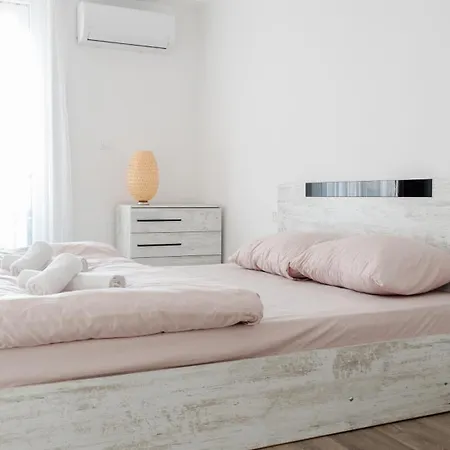 Jones Apartment *